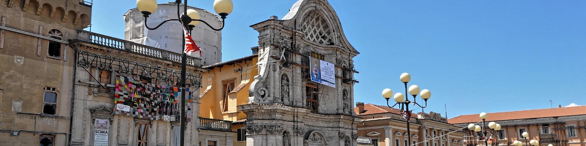 LâAquila 2013 Dieses Foto entstand in Zusammenarbeit mit Stadtbesichtigungen.de Die Seiten Stadtbesichtigungen.de, der dazugehörige Reise Blog sowie die Facebookseite: Stadtbesichtigungen Rom dĂŒrfen dieses Bild fĂŒr Ihre Veröffentlichungen ohne den Hinweis auf Wikipedia, Commons bzw der Lizenz verwenden. Die Verantwortlichen habe von mir (Ra Boe) die Originaldaten zur freien VerfĂŒgung ĂŒbermittelt bekommen.