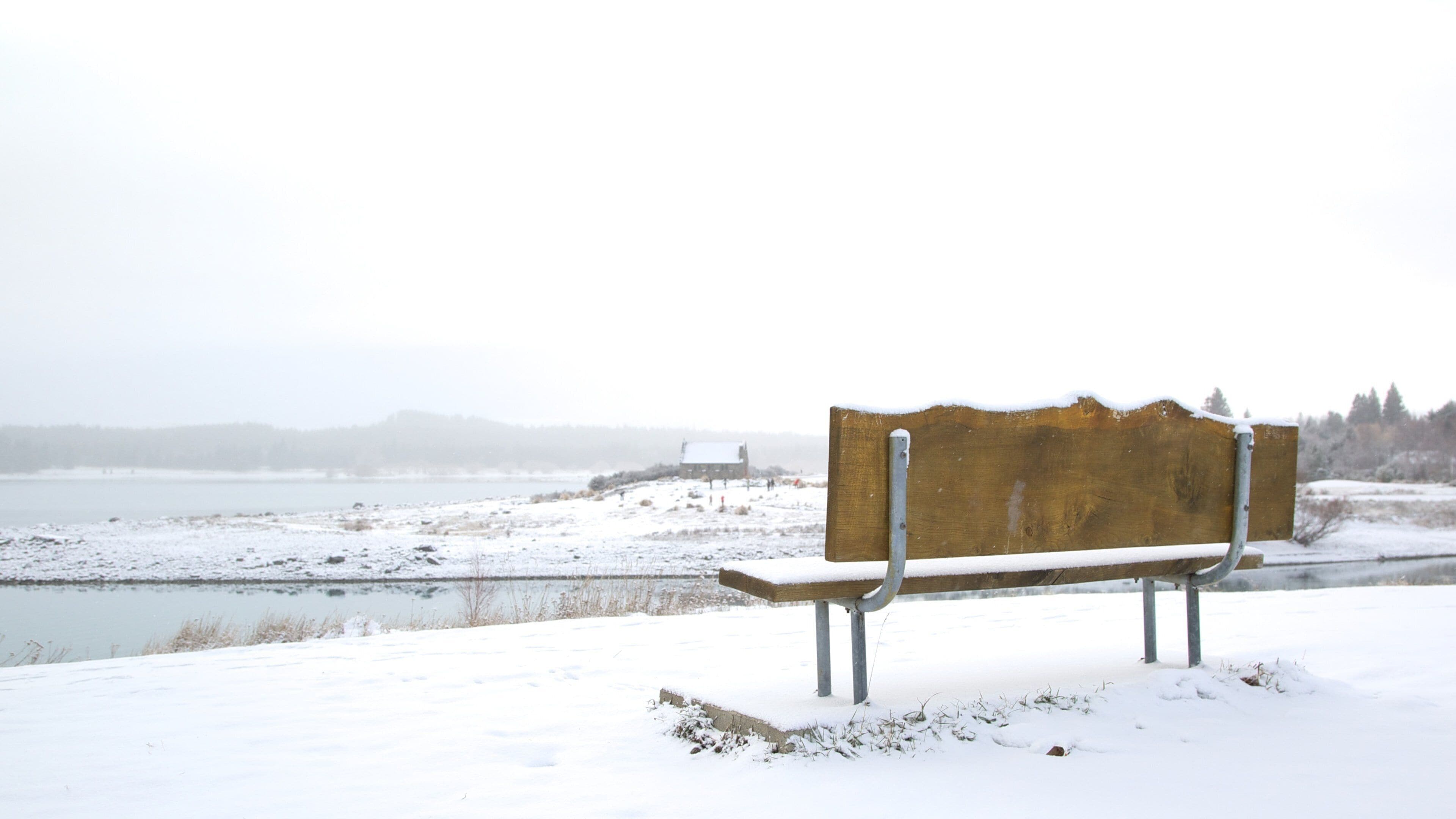 Lake Tekapo mostrando un lago o abrevadero, nieve y vistas de paisajes