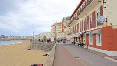 Saint-Jean-de-Luz qui includes plage de sable, vues littorales et ville cĂŽtiĂšre
