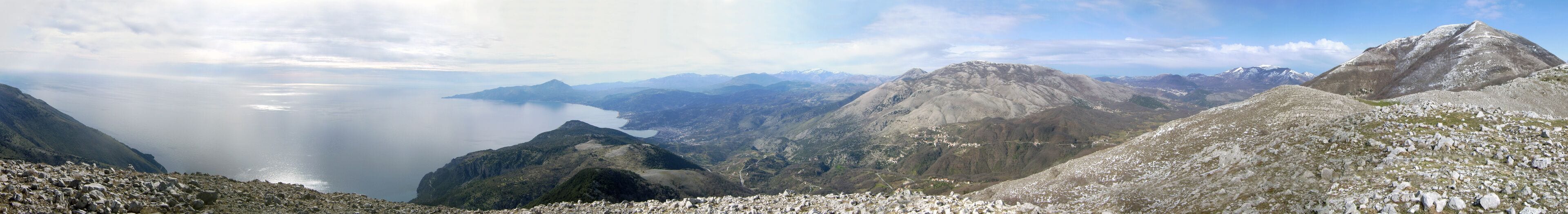 Panorama Golfo di Policastro da Serra del Tuono Vista panoramica del Golfo di Policastro e Sapri dalla cima "Serra del Tuono".