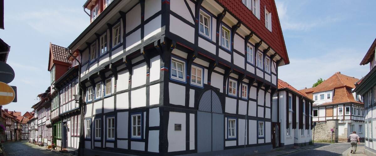 Northeim in Niedersachsen. Das Haus in der HĂ€userstraĂe 15 steht unter Denkmalschutz.