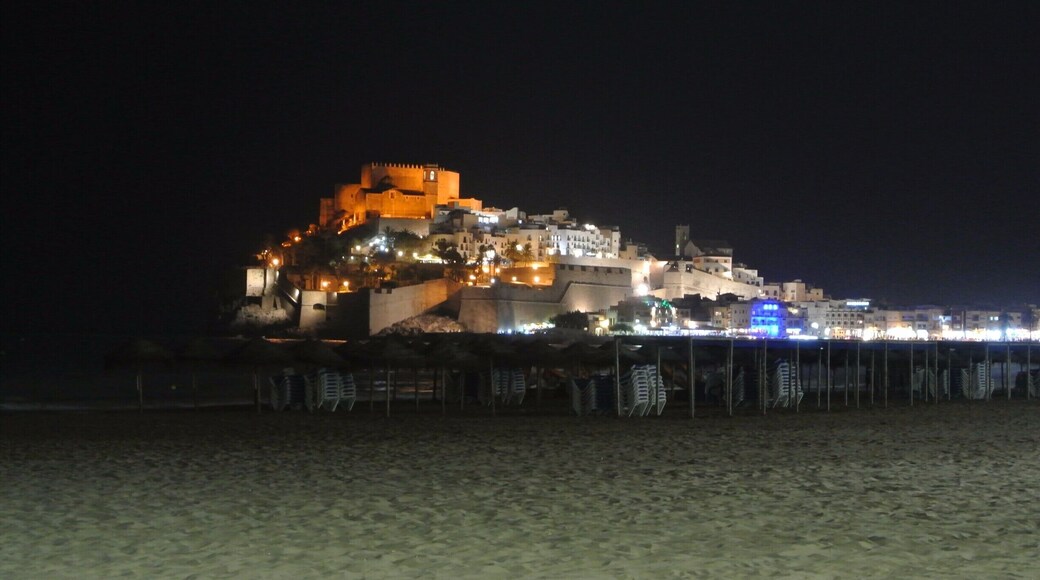 Night life in Peñíscola, Spain, is just amazing; specially up the castello where loads of beautiful shops will make you stop to buy a cute souvenir.
I was there in summer and there were so many options for late dinner, great cocktails and shopping.
Seafood in the Spanish coast is just amazing, try the octopus!
A walk throughout the beach by night is a must.