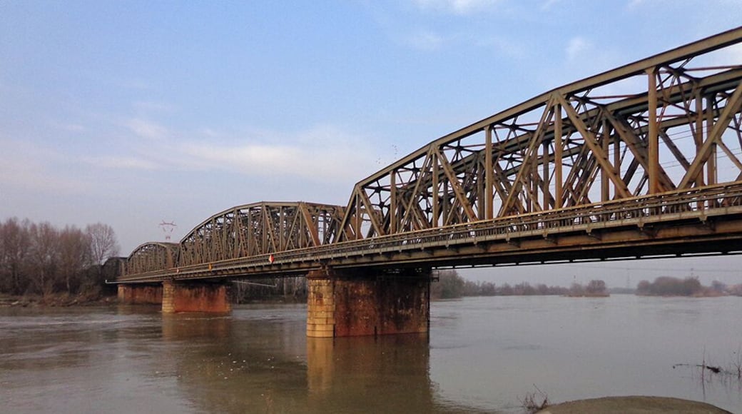 Il ponte ferroviario di Piacenza.