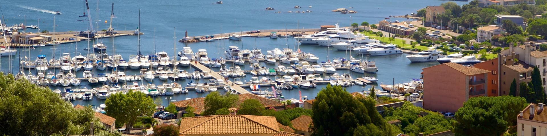 Porto-Vecchio que inclui uma cidade litorânea e uma marina