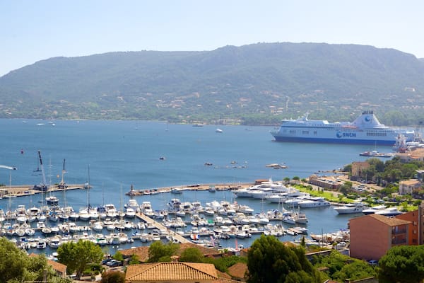 Porto-Vecchio qui includes marina et ville cĂŽtiĂšre