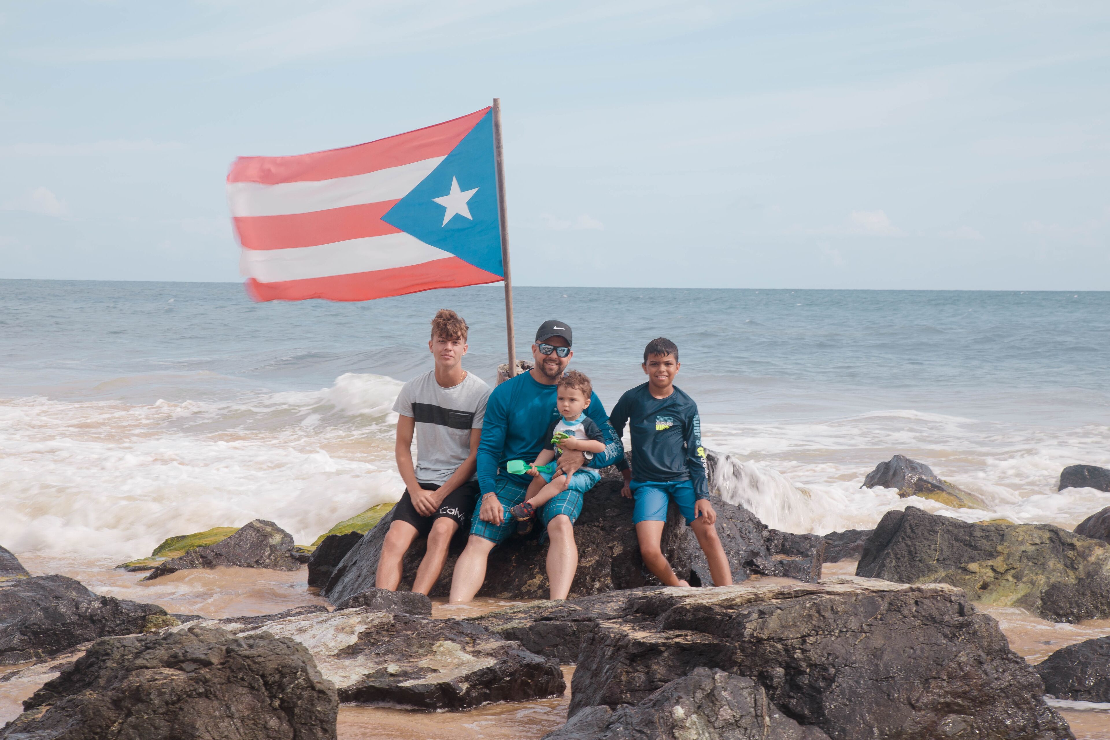 Una costa rocosa con olas rompiendo contra las rocas.