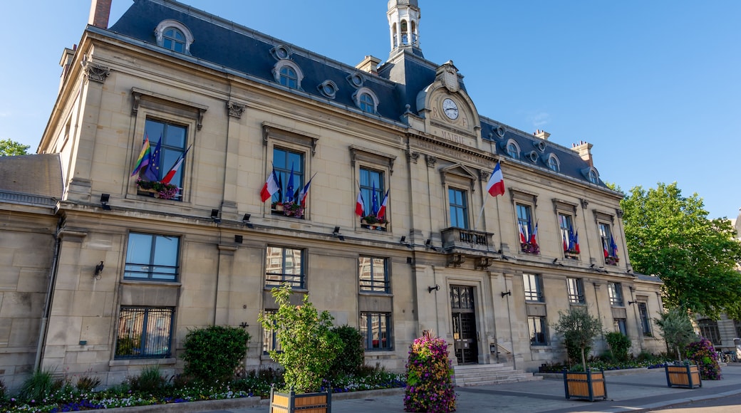 Vue extérieure de l'hôtel de ville de Saint-Ouen-sur-Seine, France, commune de la banlieue nord de Paris, située dans le département de Seine-Saint-Denis