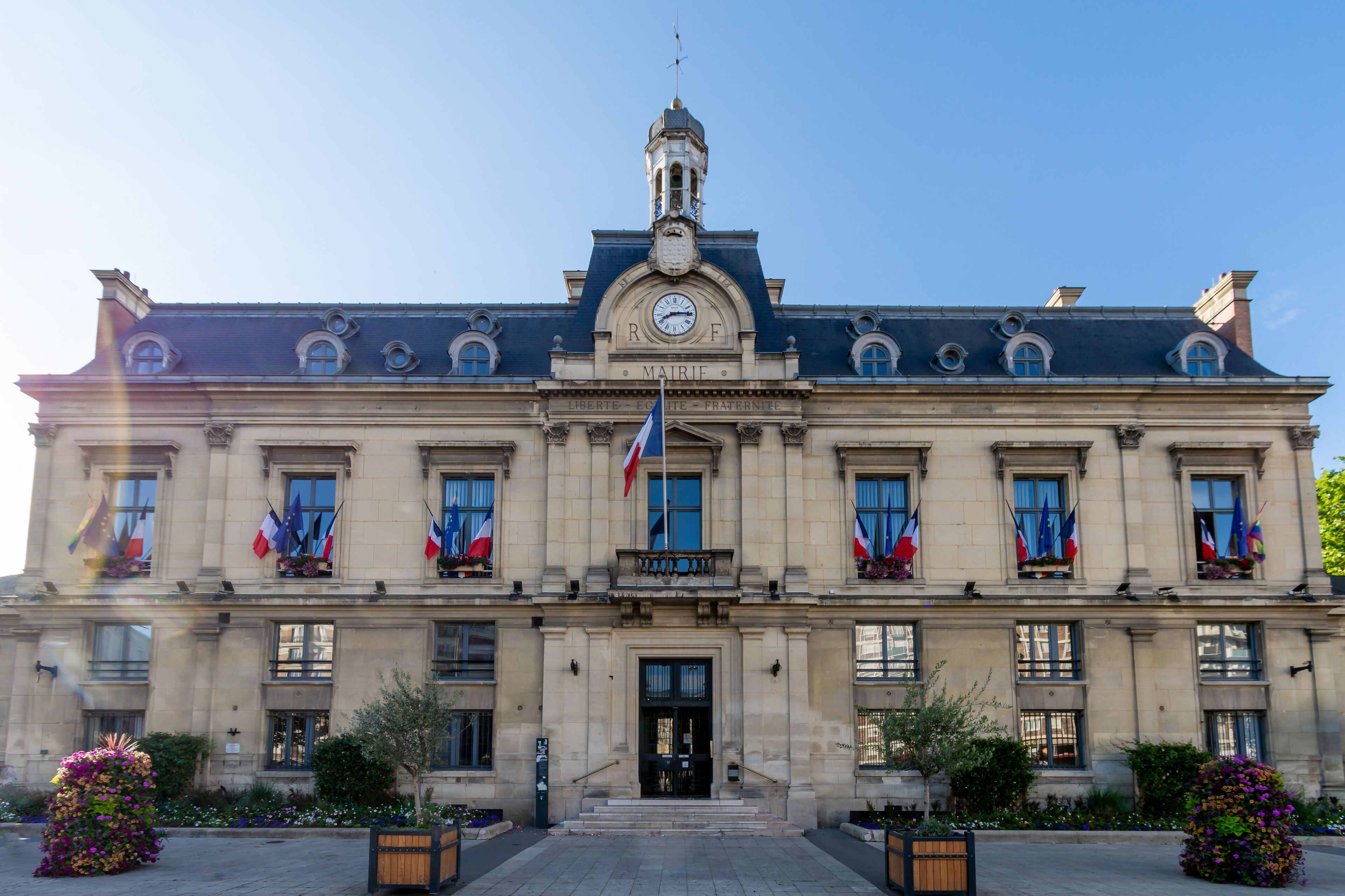Vue extérieure de l'hôtel de ville de Saint-Ouen-sur-Seine, France, commune de la banlieue nord de Paris, située dans le département de Seine-Saint-Denis	