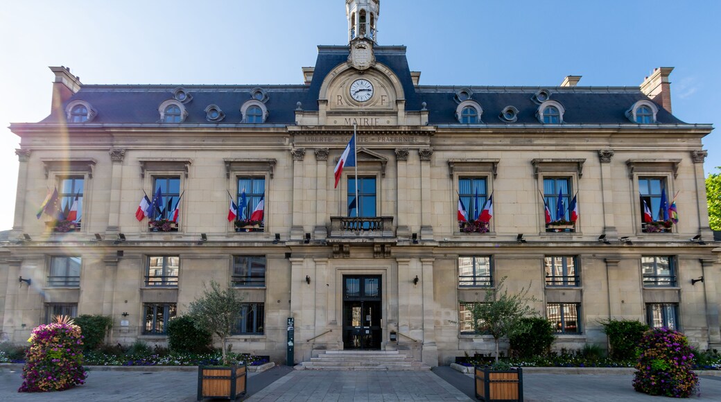Vue extérieure de l'hôtel de ville de Saint-Ouen-sur-Seine, France, commune de la banlieue nord de Paris, située dans le département de Seine-Saint-Denis