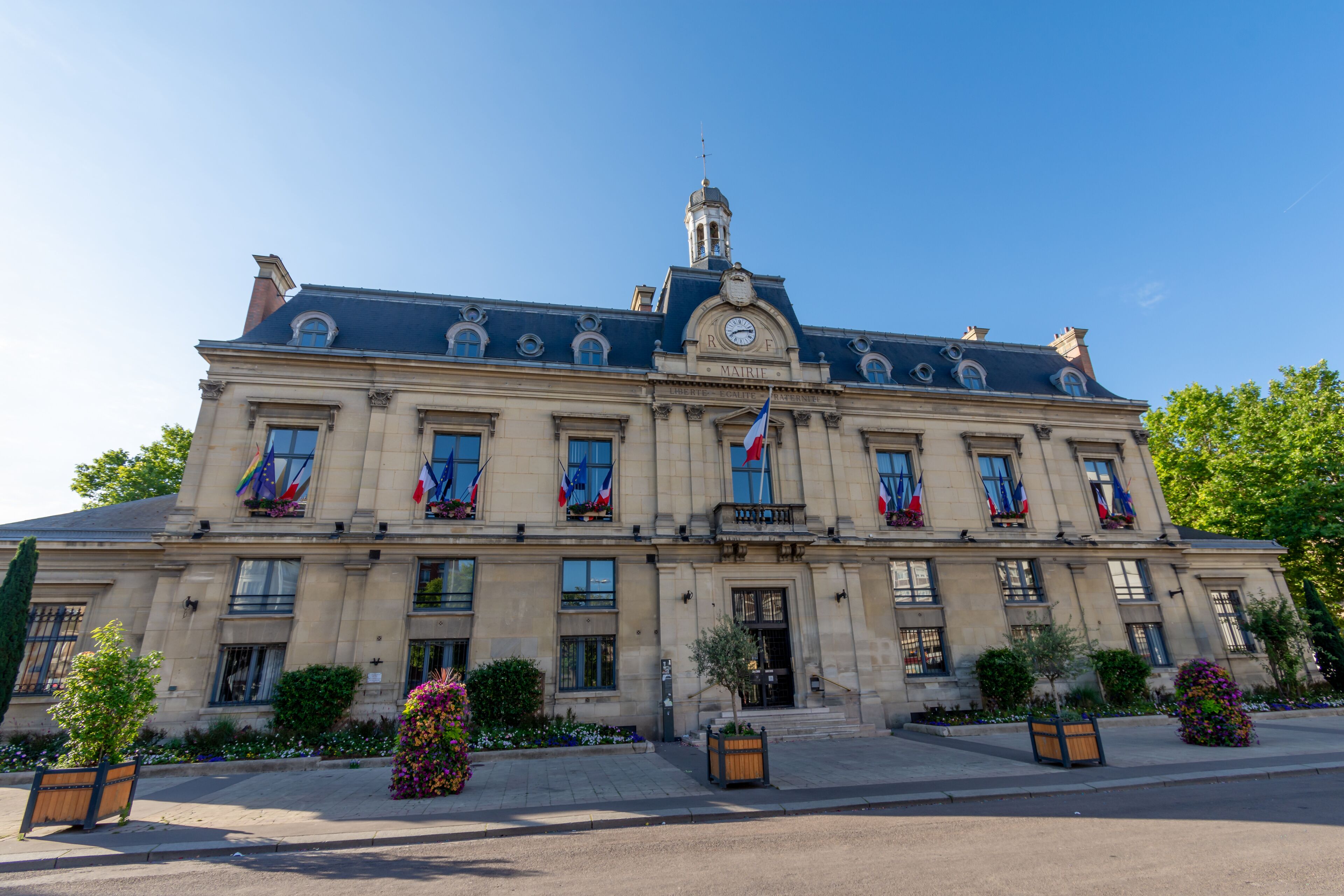 Vue extérieure de l'hôtel de ville de Saint-Ouen-sur-Seine, France, commune de la banlieue nord de Paris, située dans le département de Seine-Saint-Denis	