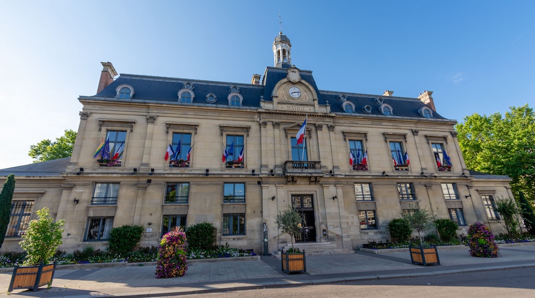 Vue extérieure de l'hôtel de ville de Saint-Ouen-sur-Seine, France, commune de la banlieue nord de Paris, située dans le département de Seine-Saint-Denis