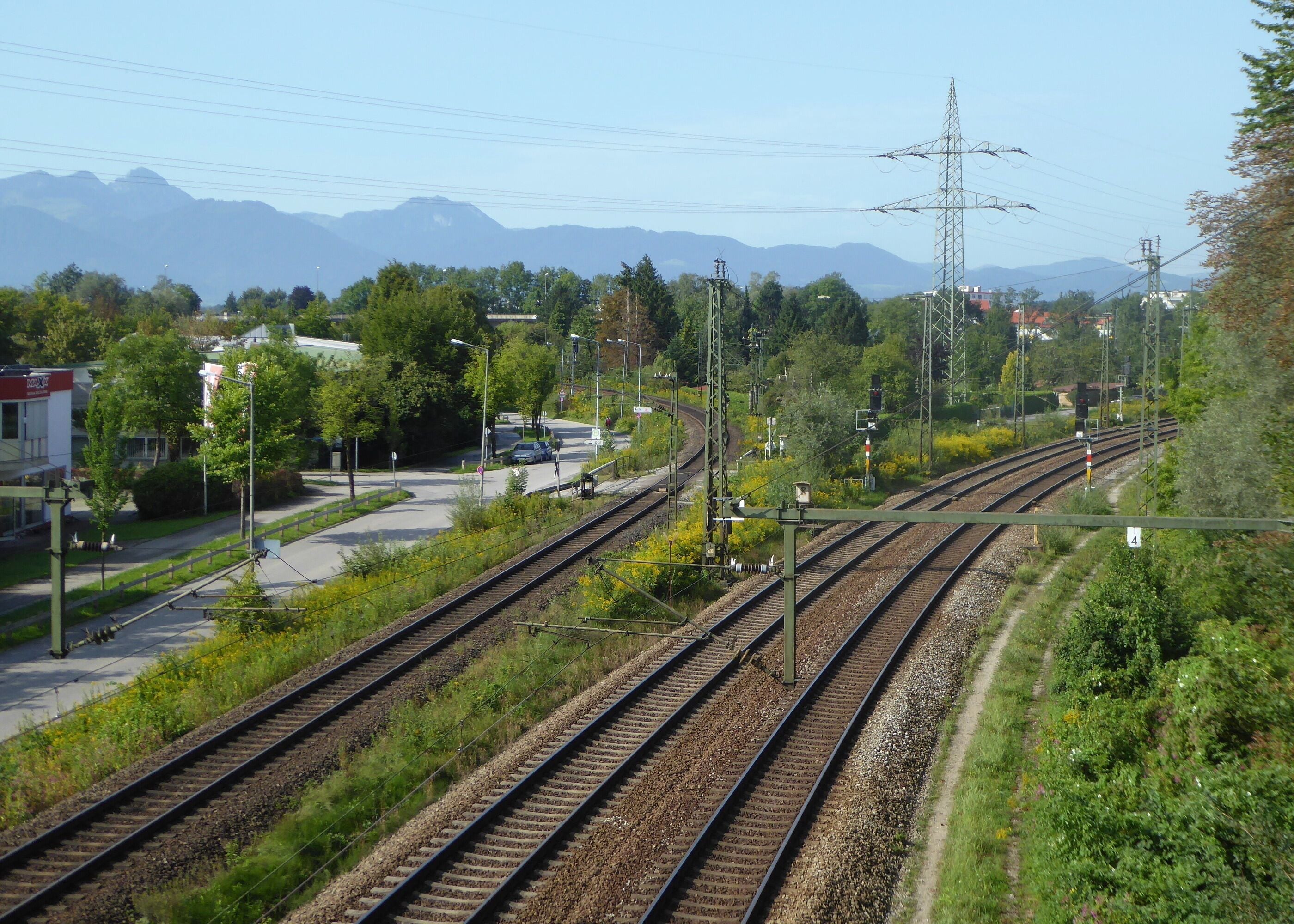 Rosenheim, die Gleise der Bahn nach Salzburg (rechts) und die Spange zur Strecke nach Kufstein. Diese Spange ermöglicht österreichischen Zügen die direkte Fahrt zwischen Salzburg und Kufstein, ohne im Bahnhof Rosenheim Kopf zu machen.