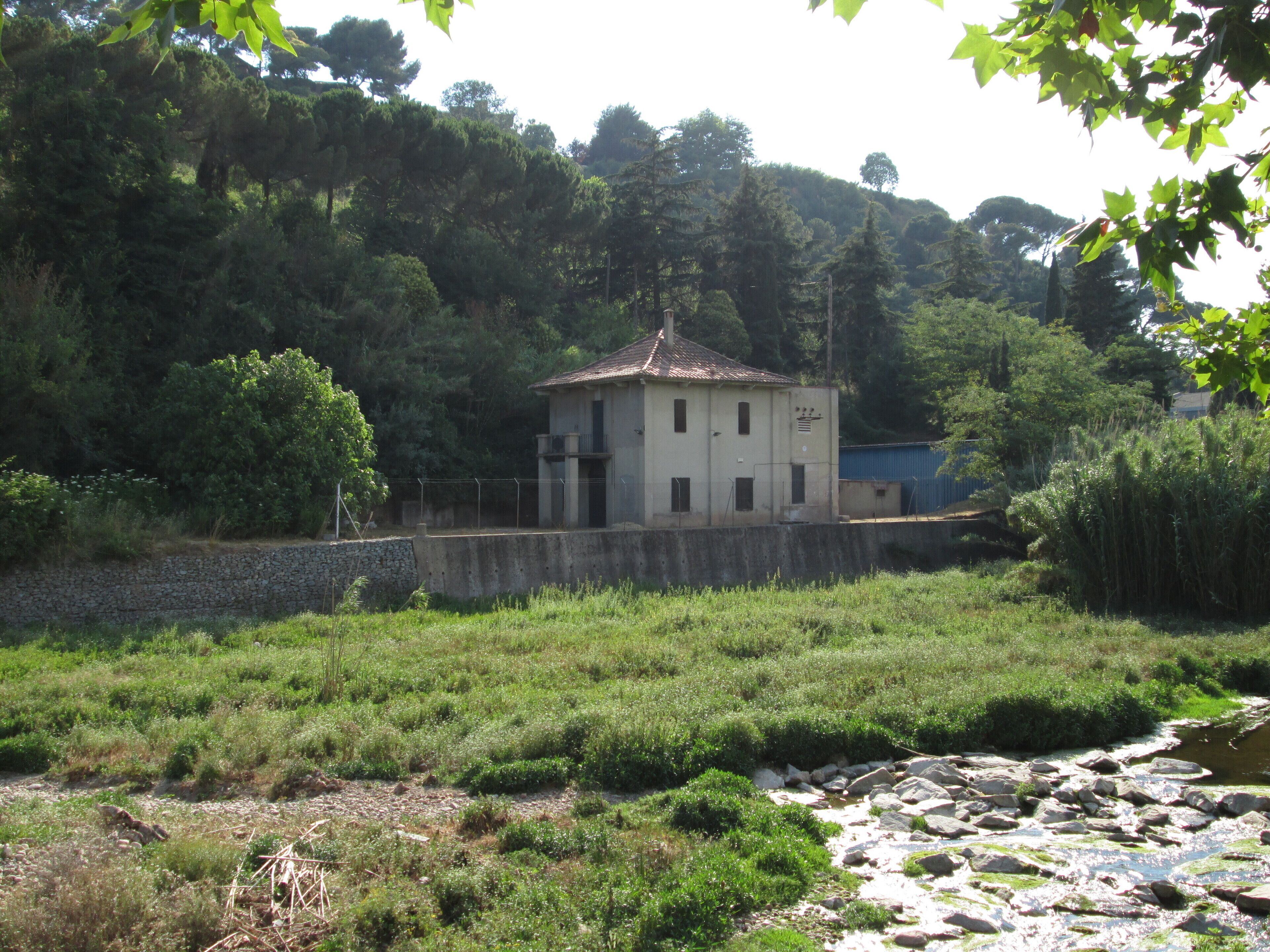 La Caseta de las Aguas aloja un sistema de bombeo para captar las aguas subterráneas del río Ripoll y subirla al llano de la ciudad de Sabadell. Cuando el sistema entró en funcionamiento, en 1913, el agua se conducía hasta el Templet de les Aigües, en la calle Vilarrúbies, donde estaban los clarificadores. Más adelante, en 1922, al construirse la Torre del Agua, el agua recogida se almacenaba en este depósito elevado, para después distribuirla por la ciudad. La torre dejó de funcionar com tal en 1967. Actualmente la Caseta de las Aguas se ha rehabilitado y se bombea agua hasta el parque del Taulí y todo el parque fluvial del Ripoll.