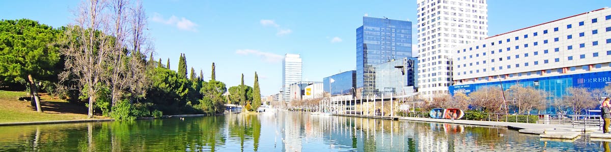 Une rivière dans laquelle se reflètent les bâtiments et les arbres.