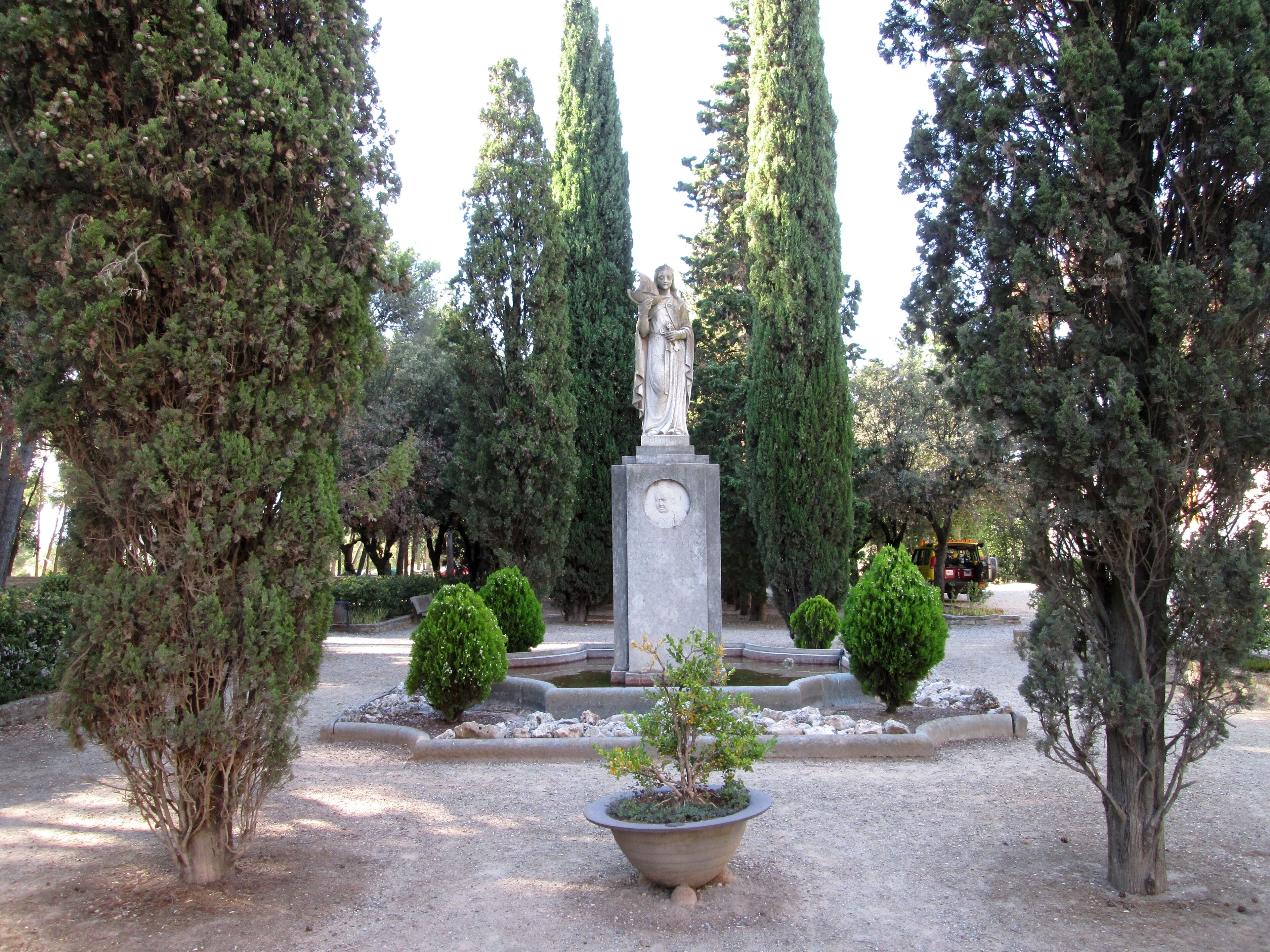 Monumento a la Santa Madre Iglesia y al Dr. Sardà i Salvany, obra realizada en 1948 por el escultor Camil Fàbregas Dalmau, situada al lado del Santuario de la Mare de Déu de la Salut, en Sabadell, Barcelona (España).