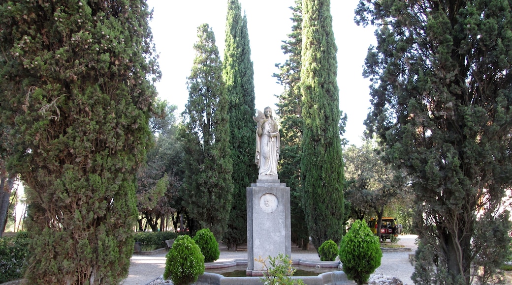 Monumento a la Santa Madre Iglesia y al Dr. Sardà i Salvany, obra realizada en 1948 por el escultor Camil Fàbregas Dalmau, situada al lado del Santuario de la Mare de Déu de la Salut, en Sabadell, Barcelona (España).