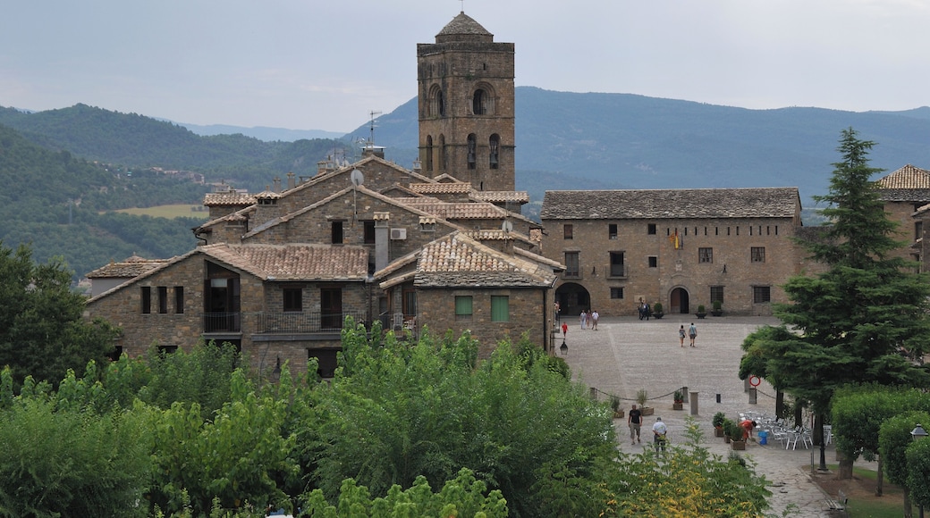 Fotografía del pueblo de Aínsa en Huesca (España).