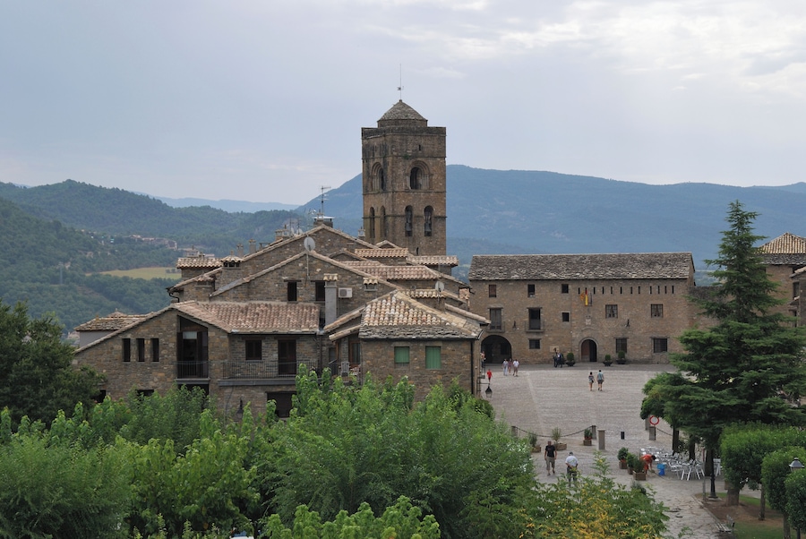 Fotografía del pueblo de Aínsa en Huesca (España).