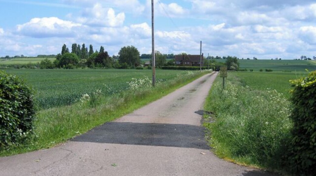 Standalone Farm drive, Sutton, Beds. view from Sutton Road.