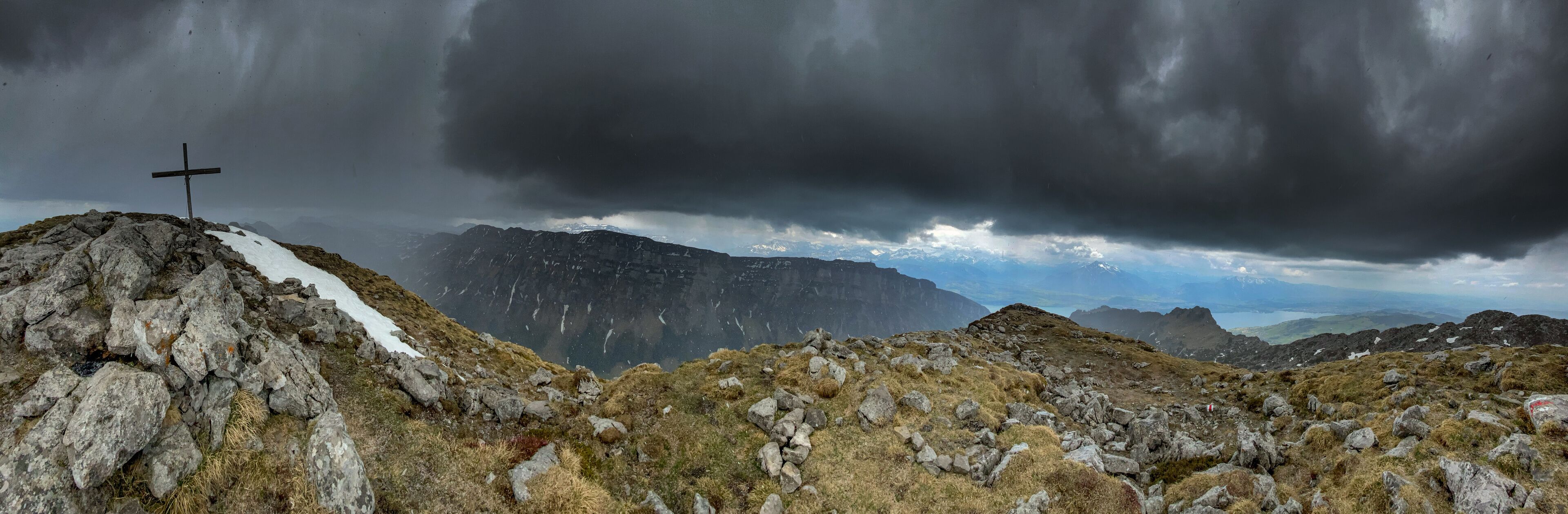 Blick vom Sigriswiler Rothorn über Thun und Thunersee an einem stark bewölkten Tag