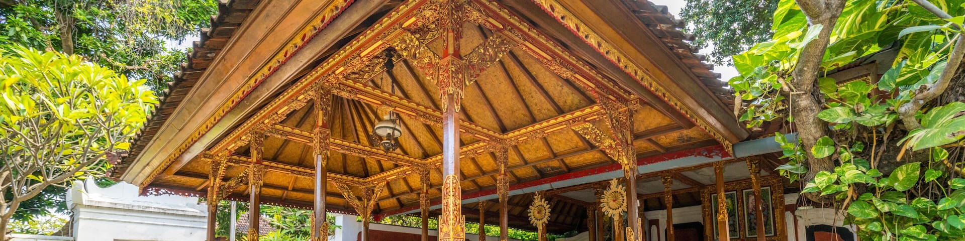 JTFD3T Traditional Balinese carved timber building in the Royal Palace, Singaraja, Bali