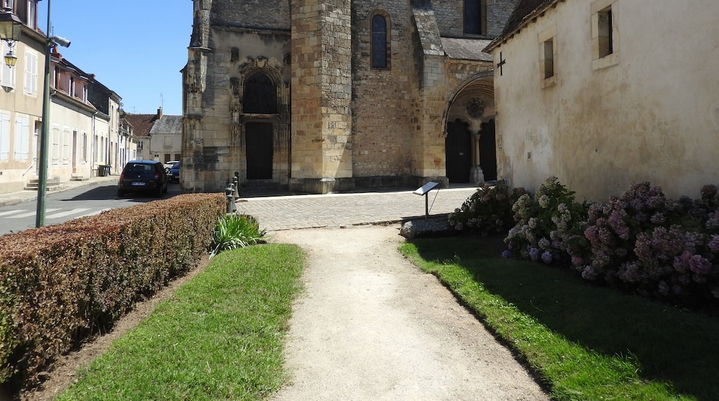 Saint-Amand-Montrond Église paroissiale de St Armand, is of a benedictine plan. The east end has three apses with blind galleries dating from the 12th century. The transept supports a belltower restored in the 19th century. The arches 'arcs brisés' of the nave and choir have capitals showing byzantine influence. The nave is flanked by 15th century private chapels- the chapel of St Anne which was sponsored by Philippe de Culant and his wife Anne de Beaujeu Lignières is in the flamboyant Gothic style. The west end portal shows the arabo-espagnol polylobe arches associate with the pilgrimage to Compostella.
