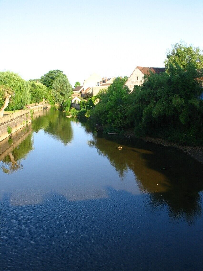 Non, nous ne sommes pas dans la sous-préfecture de Lot et Garonne, mais aux confins du Berry et Bourbonnais ! Affluent du Cher en rive droite, qu’elle rejoint au niveau de la gare de Saint Amand-Orval, la Marmande prend sa source 45 km au sud, vers Cérilly, Allier, au-delà de la forêt de Tronçais. Elle longe, sur une grande partie de son cours, l’ancien canal de Berry.