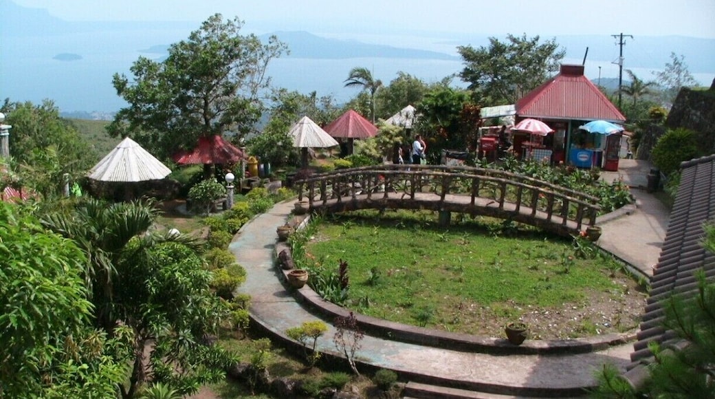 i assume or imagine this will be the "garden" within the courtyard... i took the photo from building, which i supposed to be the palace.
if my imagination right, that "round ground" should be a pond where fish, koi and turtle will be placed, then suit that bridge across "pond"
pathetic they not try to refurbish or reconstruct it, i am sure it will more attractive