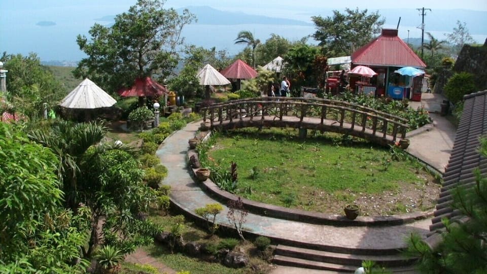 i assume or imagine this will be the "garden" within the courtyard... i took the photo from building, which i supposed to be the palace.
if my imagination right, that "round ground" should be a pond where fish, koi and turtle will be placed, then suit that bridge across "pond"
pathetic they not try to refurbish or reconstruct it, i am sure it will more attractive