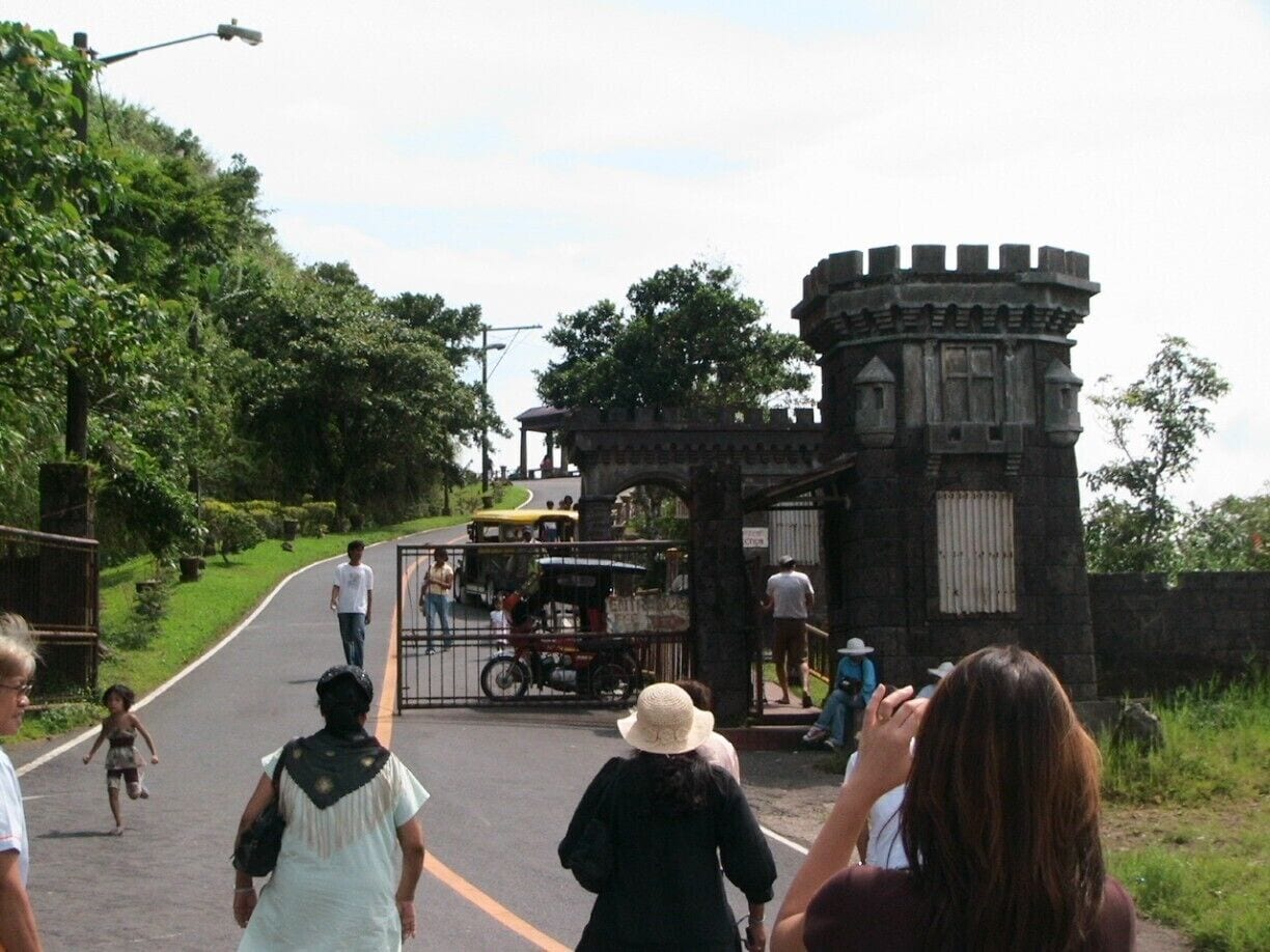entrance going to the People's in the Sky Park
you have an option go by transport or walking
we choose walk up to the top sky park/hill