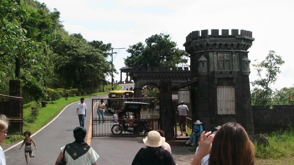 entrance going to the People's in the Sky Park
you have an option go by transport or walking
we choose walk up to the top sky park/hill