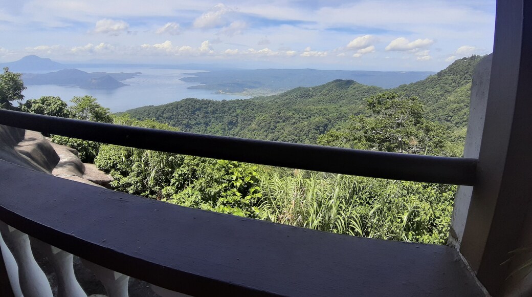 What a great place to have brunch 😍 Enjoy Filipino comfort food with an overlooking view of Taal Lake. #Tagaytay #Cavite #TaalLake #Brunch