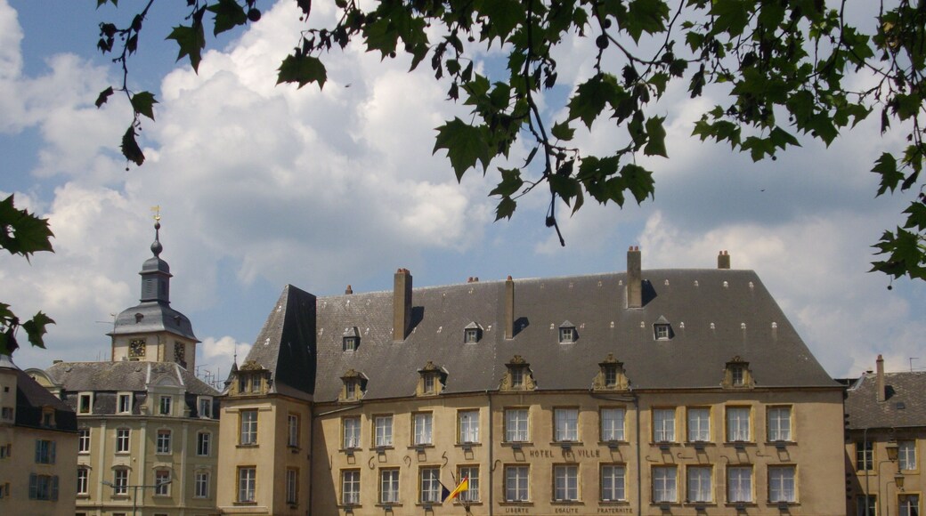 This building is indexed in the Base Mérimée, a database of architectural heritage maintained by the French Ministry of Culture, under the reference PA00107059 .