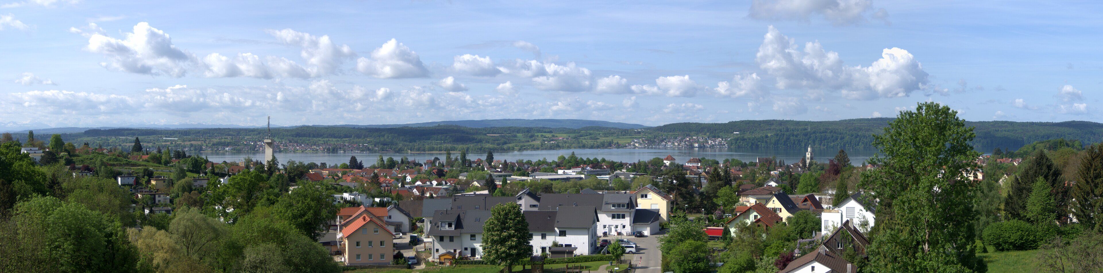 Blick auf Überlingen, im Hintergrund der Bodensee und die Alpen