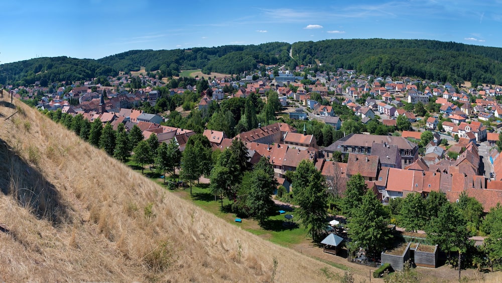 Die Stadt Bitche in Grand-Est, Frankreich. Aufnahme von der Festung mit dem Garten des Friedens, Panorama