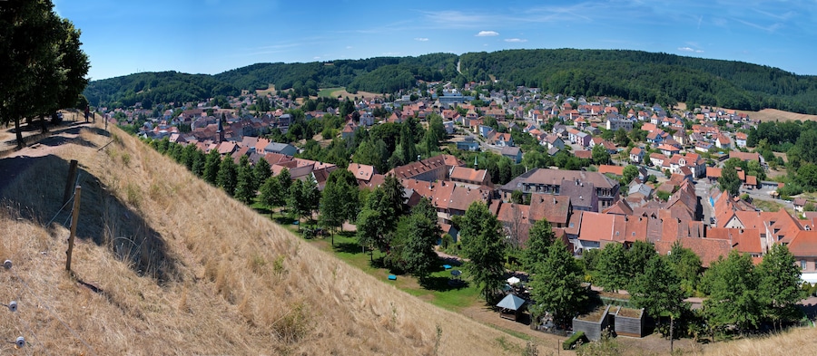 Die Stadt Bitche in Grand-Est, Frankreich. Aufnahme von der Festung mit dem Garten des Friedens, Panorama