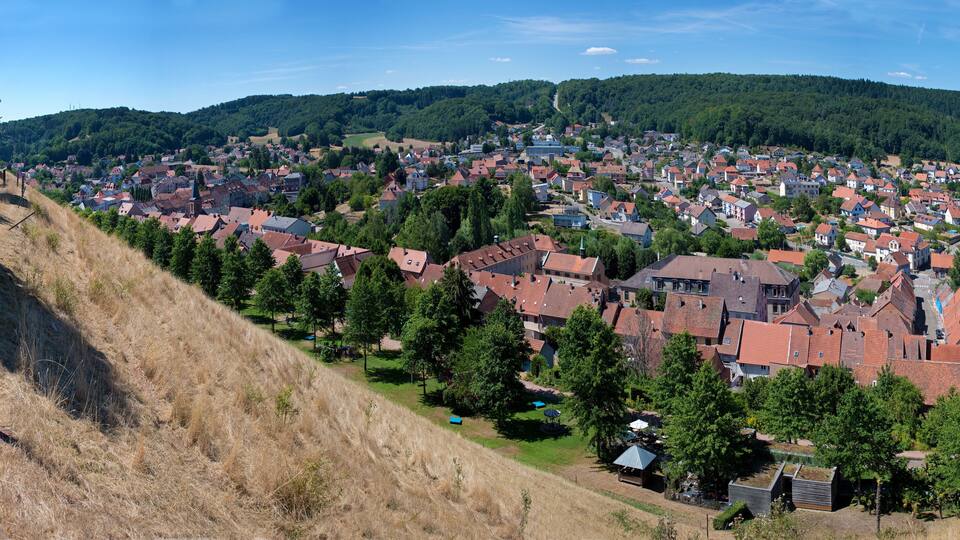 Die Stadt Bitche in Grand-Est, Frankreich. Aufnahme von der Festung mit dem Garten des Friedens, Panorama