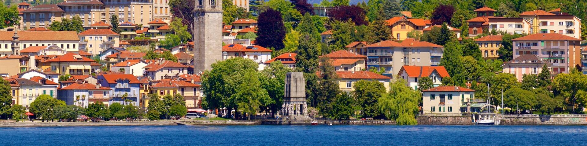 Verbania mettant en vedette montagnes, petite ville ou village et lac ou étang