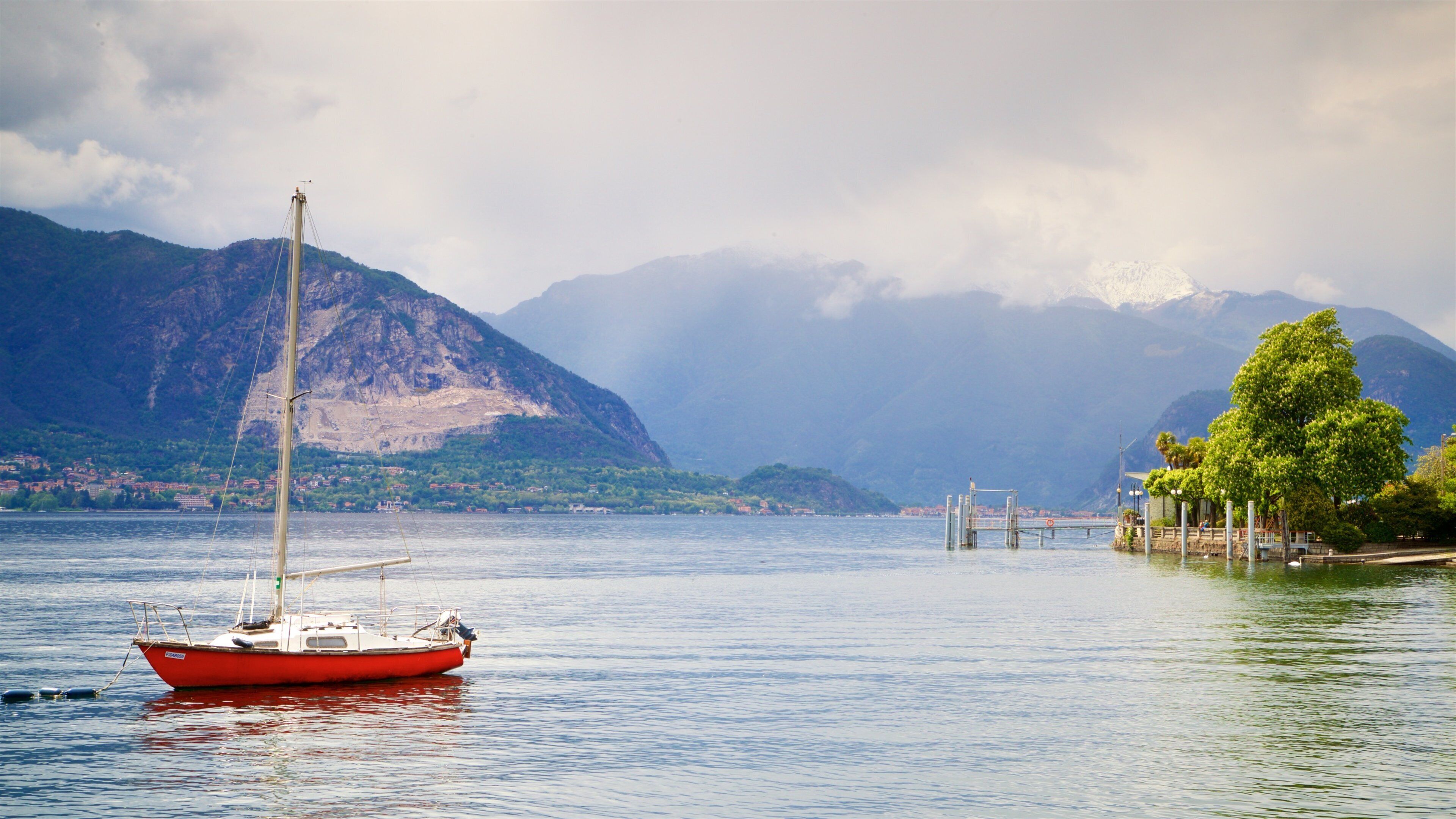 Verbania og byder på en flod eller et vandløb, bjerge og bådsejlads
