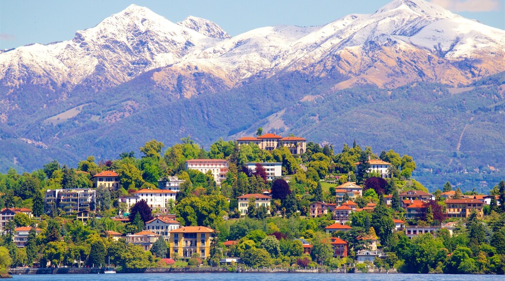 Verbania showing a small town or village, a lake or waterhole and mountains
