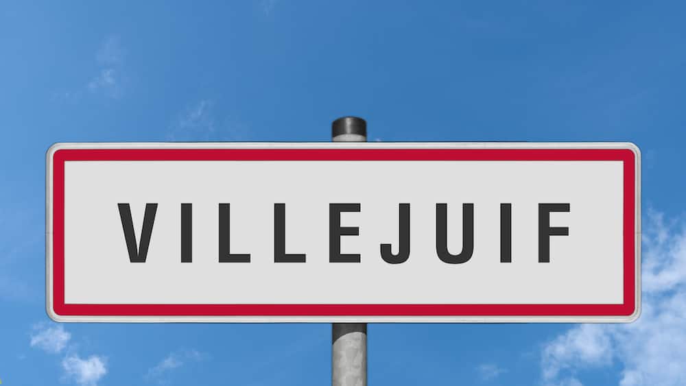 Un panneau de signalisation indiquant le nom « VILLEJUIF » sur un fond de ciel bleu clair.