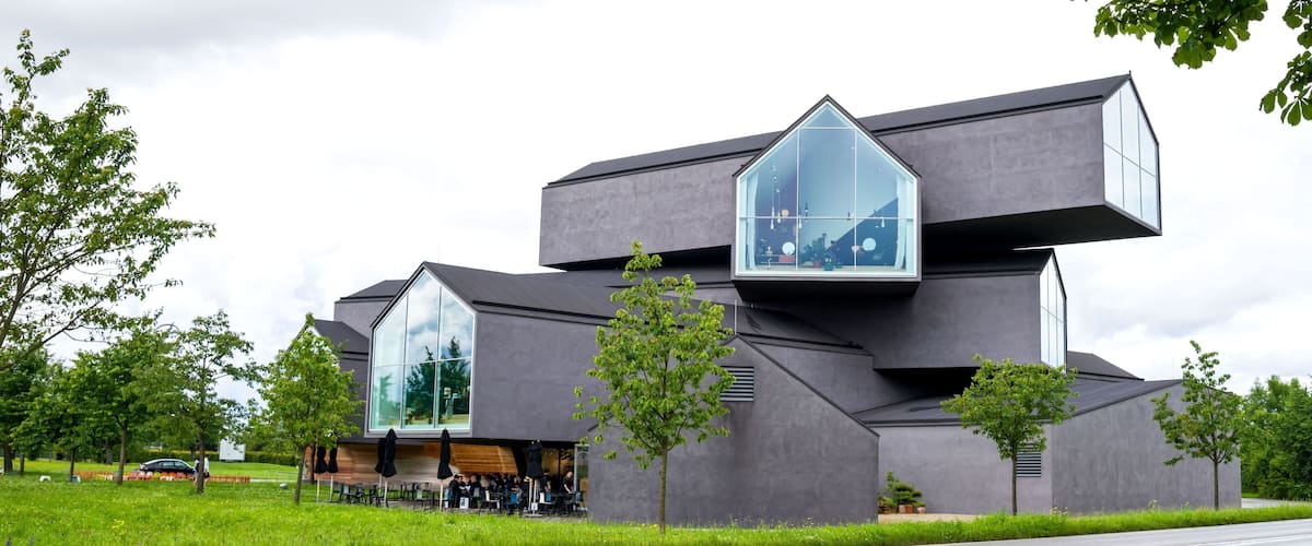 Un edificio moderno con ventanas amplias y un diseño arquitectónico único.