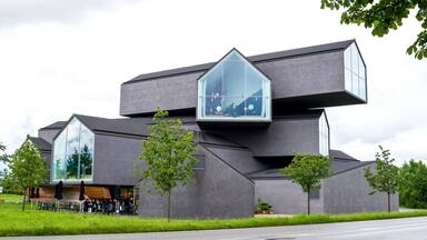 Um edifício moderno com janelas amplas e design arquitetônico singular.
