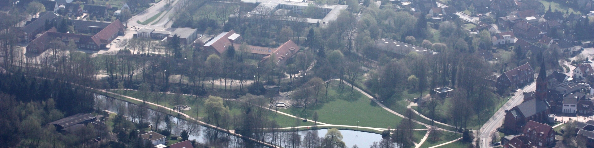 Deutschland, Niedersachsen, Wildeshausen Zentrum, Frühjahr 2009. Geradliniger Überflug über Wildeshausen in 1000 m Flughöhe von West nach Ost - über die beiden Seen im Westen, das Krandelstadion, die Alexanderkirche usw. Das Stadtzentrum liegt auf der rechten Seite des Flugzeuges. Blickrichtung rechts zum Flugzeug raus -also Blickrichtung nach Ost, Südosten und Süden