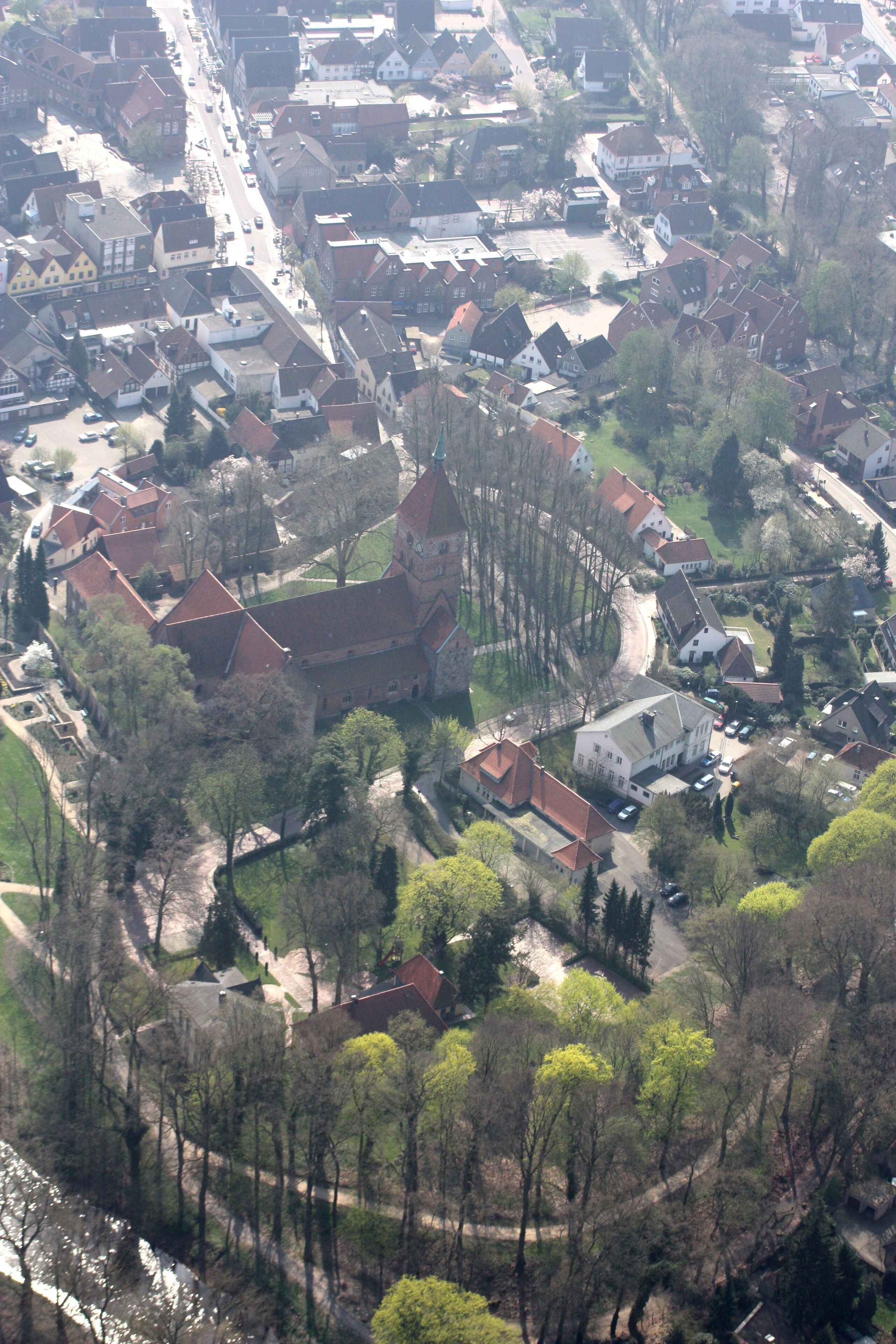 Deutschland, Niedersachsen, Wildeshausen Zentrum, Frühjahr 2009. Geradliniger Überflug über Wildeshausen in 1000 m Flughöhe von West nach Ost - über die beiden Seen im Westen, das Krandelstadion, die Alexanderkirche usw. Das Stadtzentrum liegt auf der rechten Seite des Flugzeuges. Blickrichtung rechts zum Flugzeug raus -also Blickrichtung nach Ost, Südosten und Süden