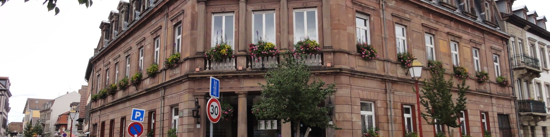 This building is indexed in the Base Mérimée, a database of architectural heritage maintained by the French Ministry of Culture, under the reference IA67018010 .