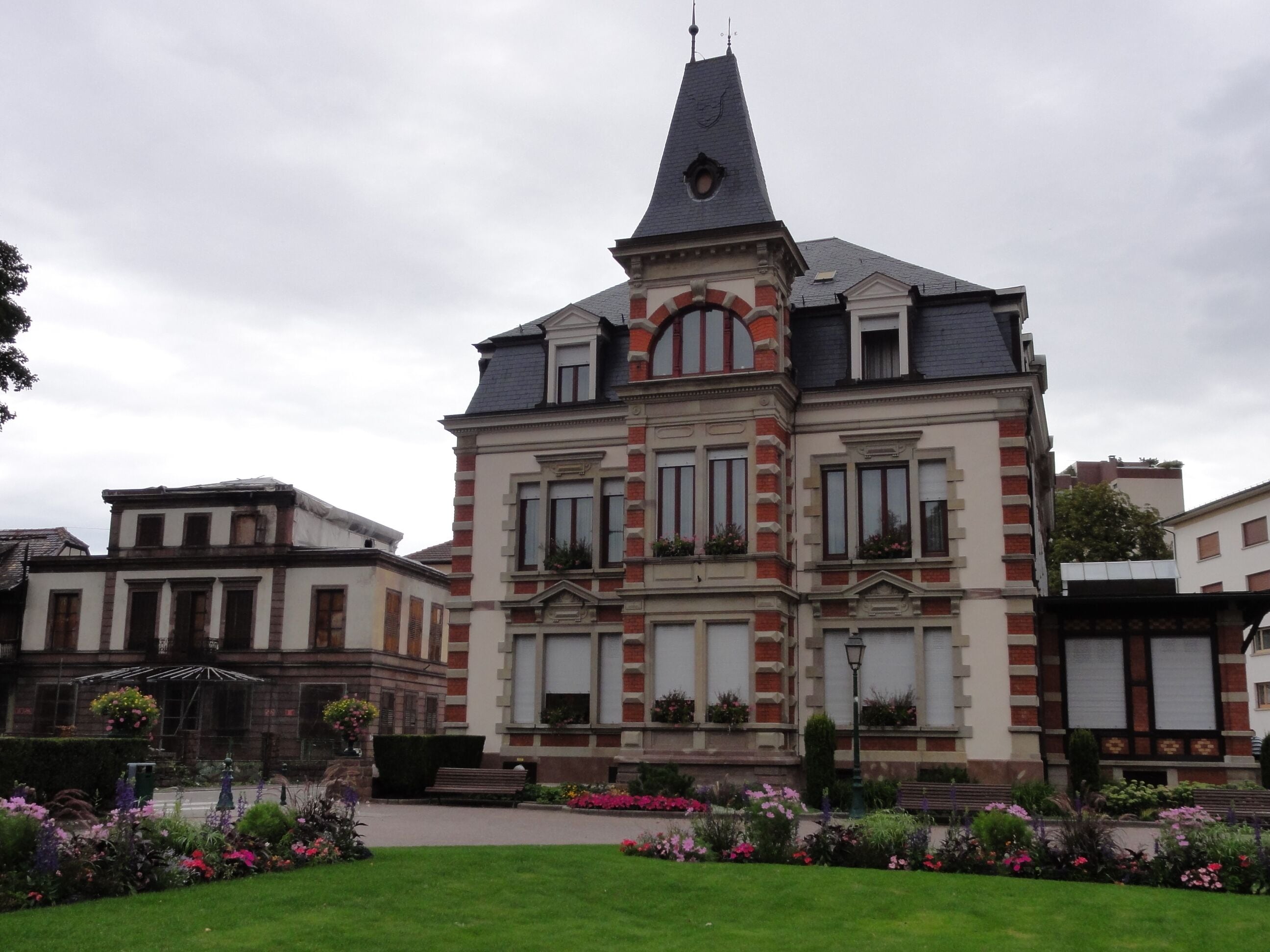 This building is indexed in the Base Mérimée, a database of architectural heritage maintained by the French Ministry of Culture, under the reference IA67013574 .
