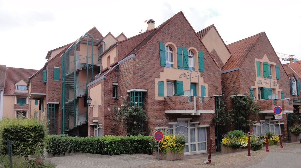 This building is indexed in the Base Mérimée, a database of architectural heritage maintained by the French Ministry of Culture, under the reference IA67014197 .
