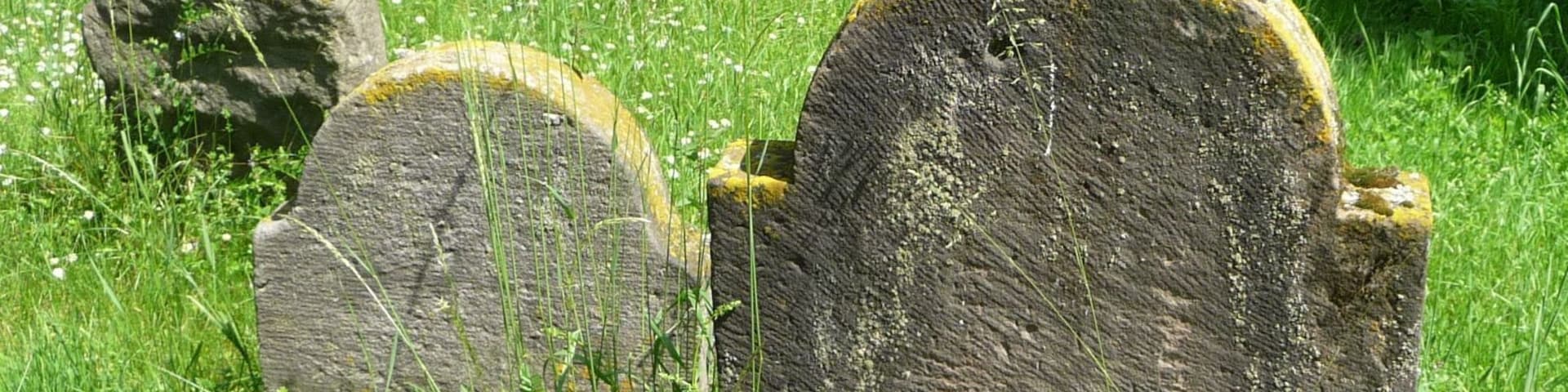 Mit einem Grabstein aus dem Jahr 1076 gehört der Heilige Sand zu den ältesten erhaltenen Judenfriedhöfen in Europa.