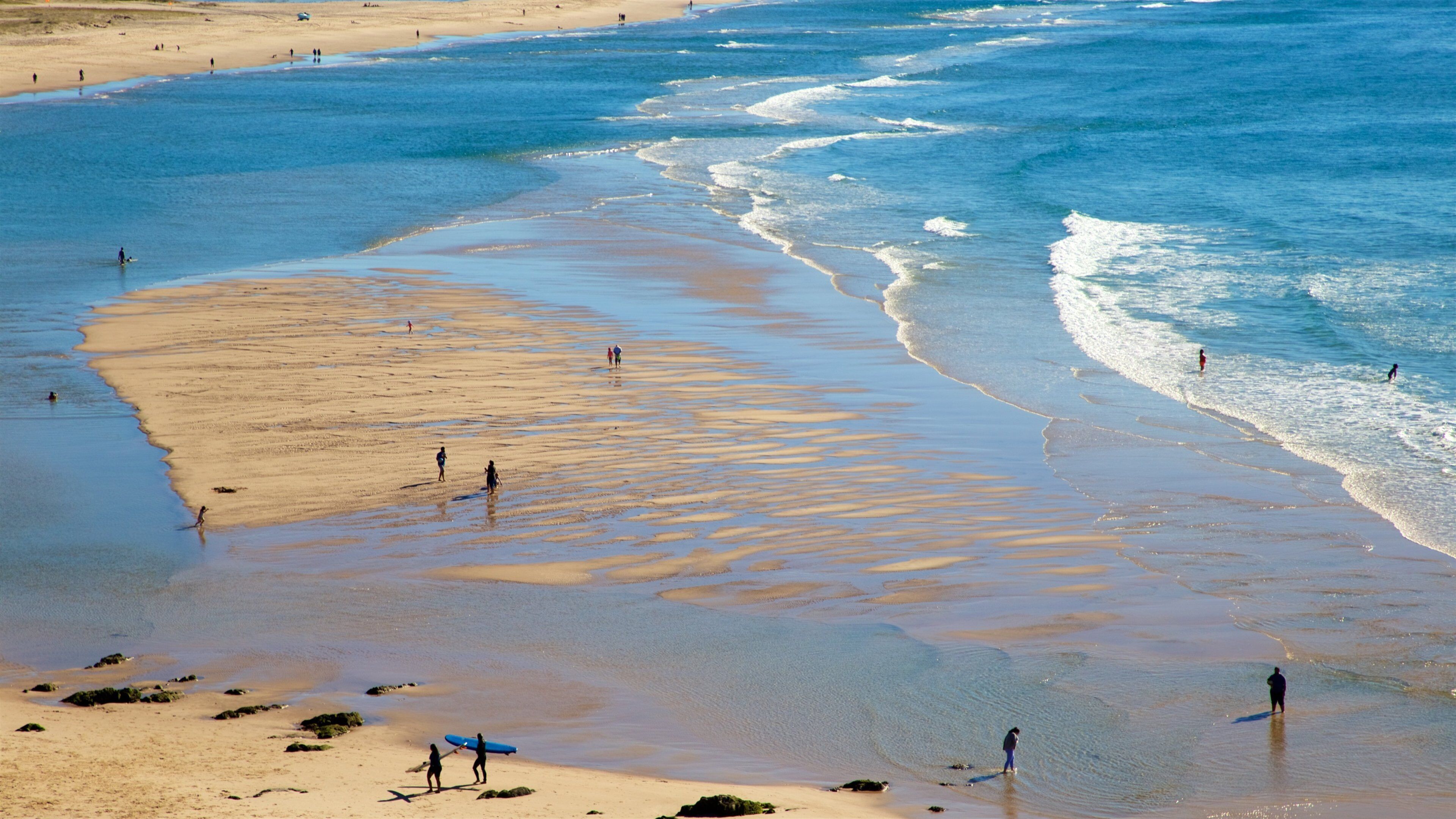 Coolangatta fasiliteter samt sandstrand og kyst i tillegg til en liten gruppe med mennesker